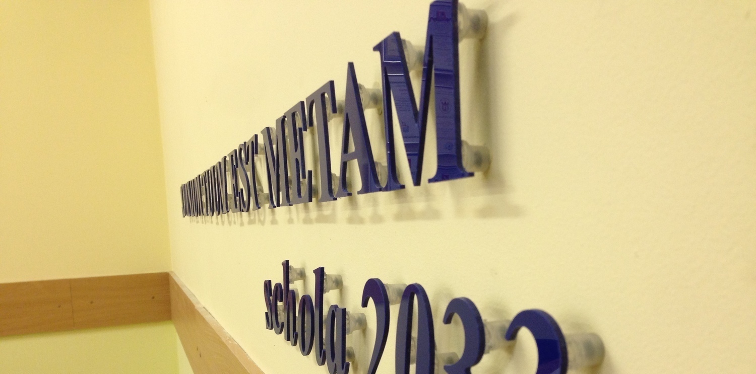 Вывеска из букв на дистанционных держателях